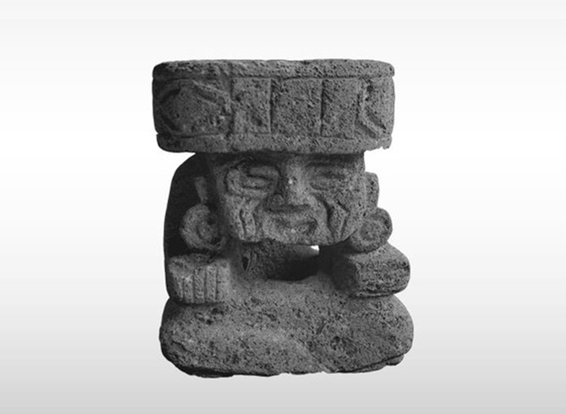 Huehuetéotl de piedra. Escultura encontrada en Cuicuilco en el año de 1998.