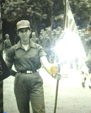 Mujer comando con bandera