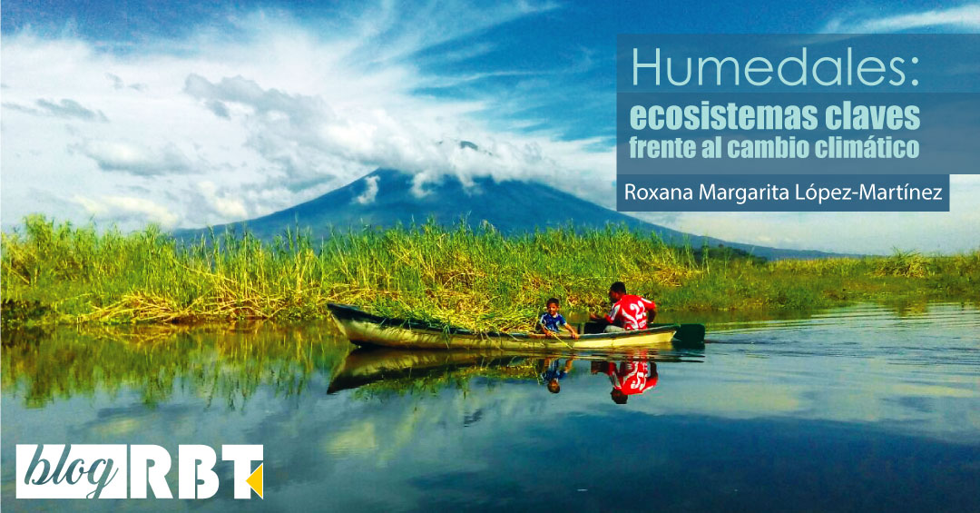 Personas en bote de remo navegando el sitio Ramsar “Laguna El Jocotal”, El Salvador. Fuente: Raúl Ernesto López