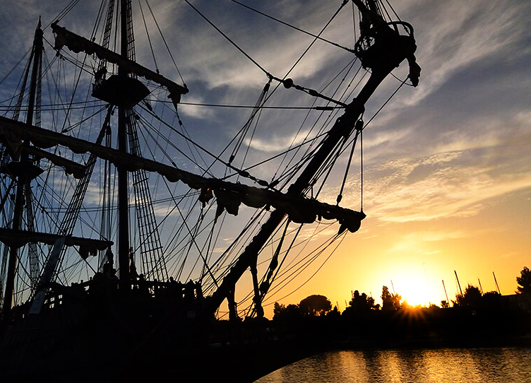 El "El Galeón Andalucía en Sevilla", por "Retratista de paisajes y paisanajes", bajo licencia CC BY-NC-ND 2.0