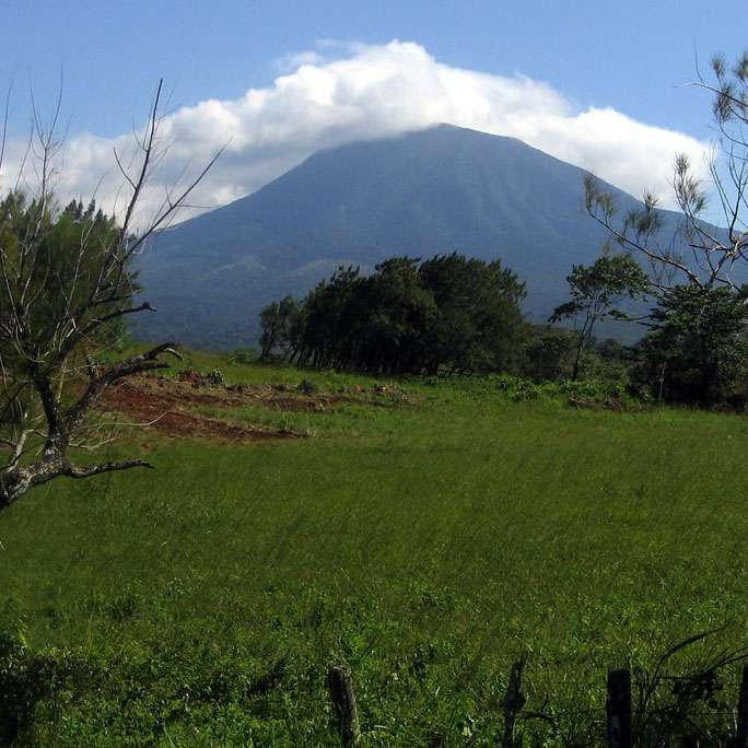 Volc´án Rincón de la Vieja (fuente: https://live.staticflickr.com/113/309147149_9cda45ae22_b.jpg)